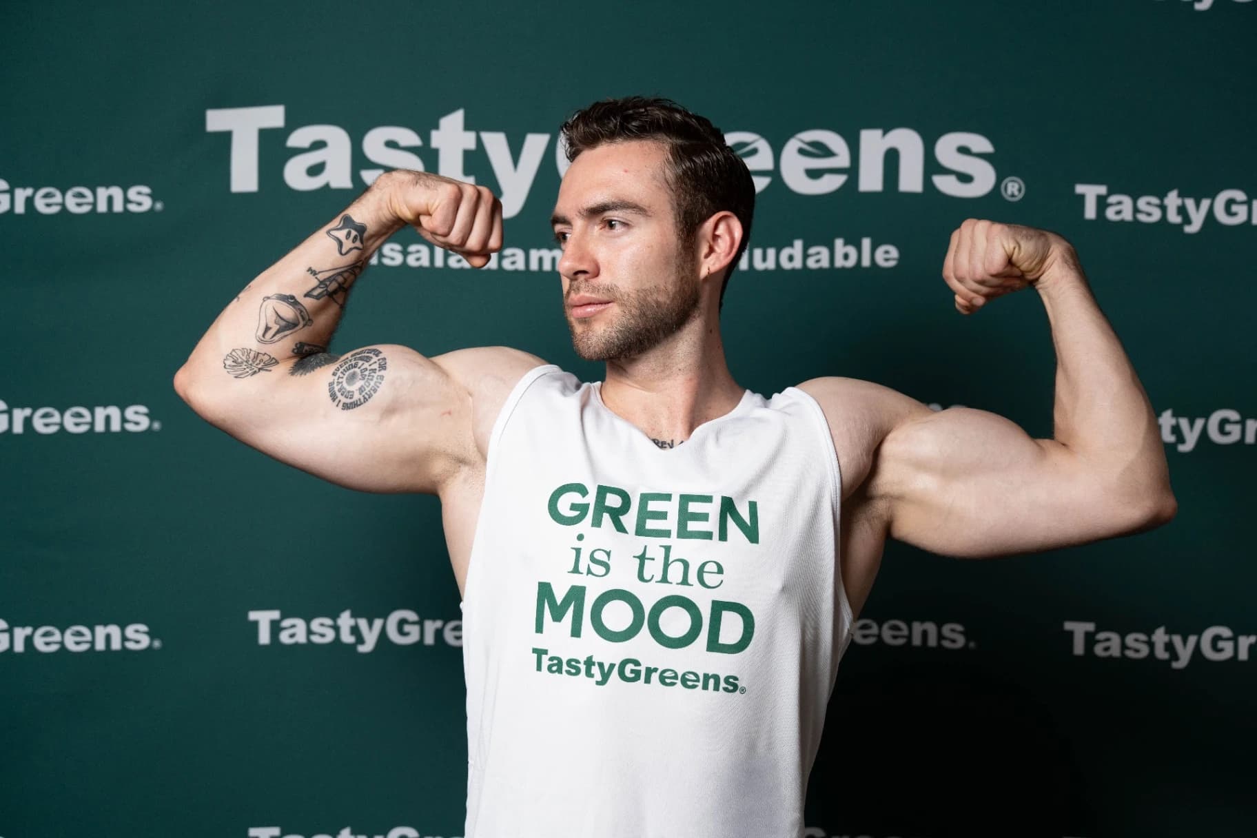 Participante de Mr Model México con la playera GREEN IS THE MOOD de Tasty Greens