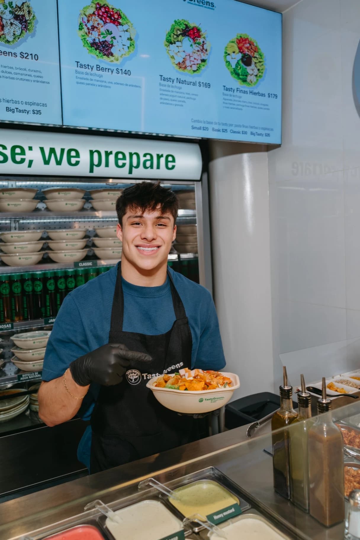 El clavadista olímpico Osmar Olvera con una ensalada Tasty Greens en la barra