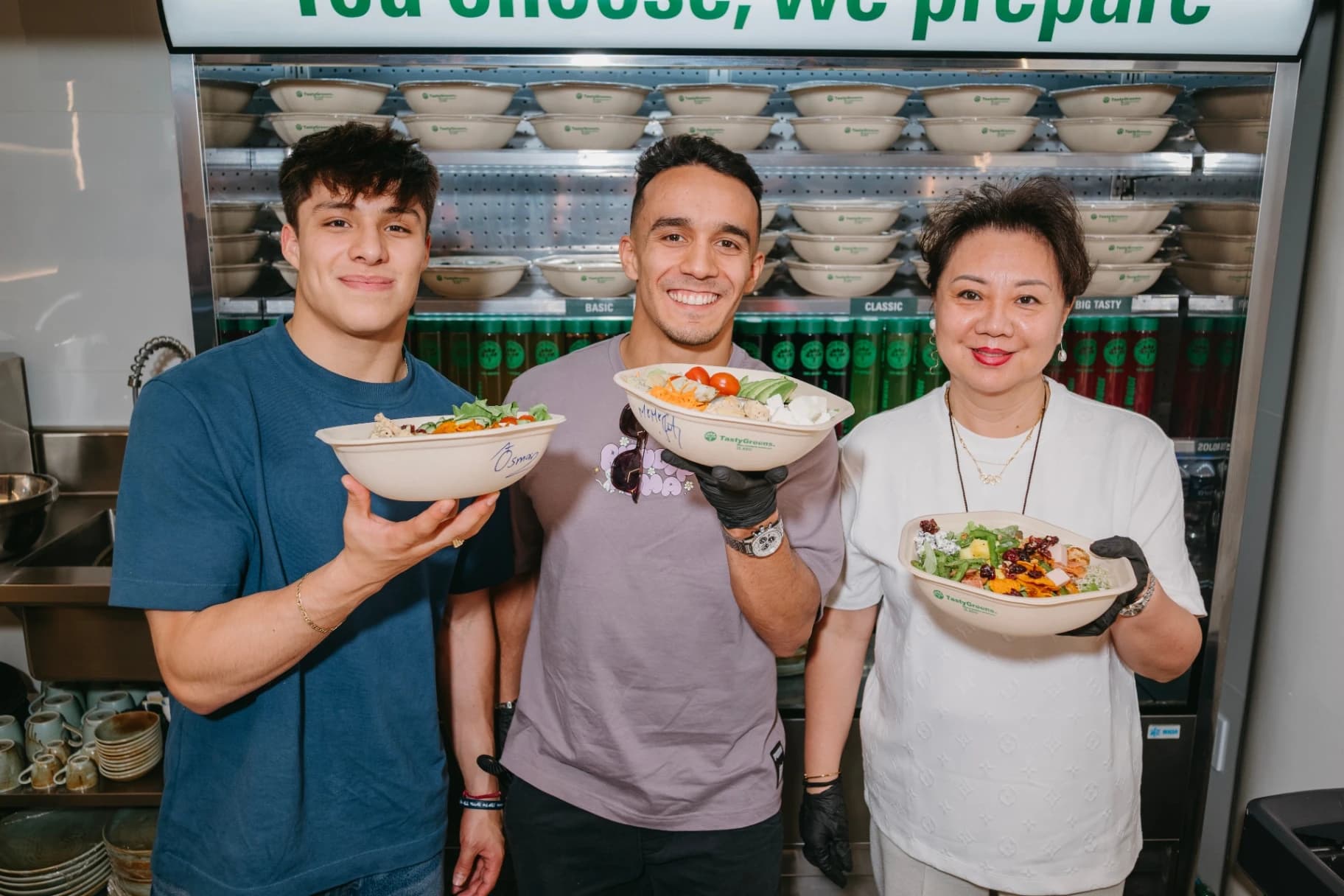 La entrenadora Ma Jin con los clavadistas Osmar Olvera y Juan Manuel Celaya en Tasty Greens