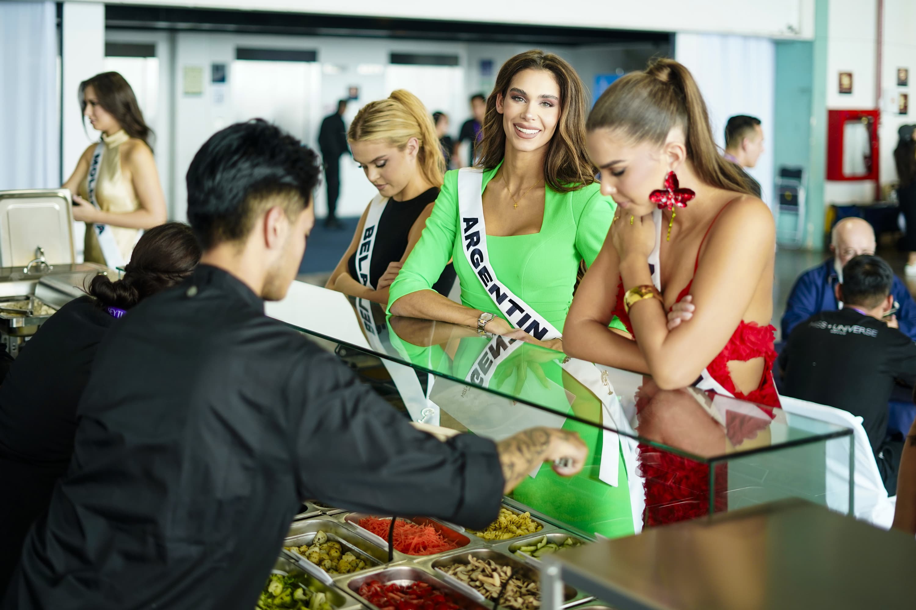 Reinas de Miss Universe armando su ensalada en la barra Tasty Greens