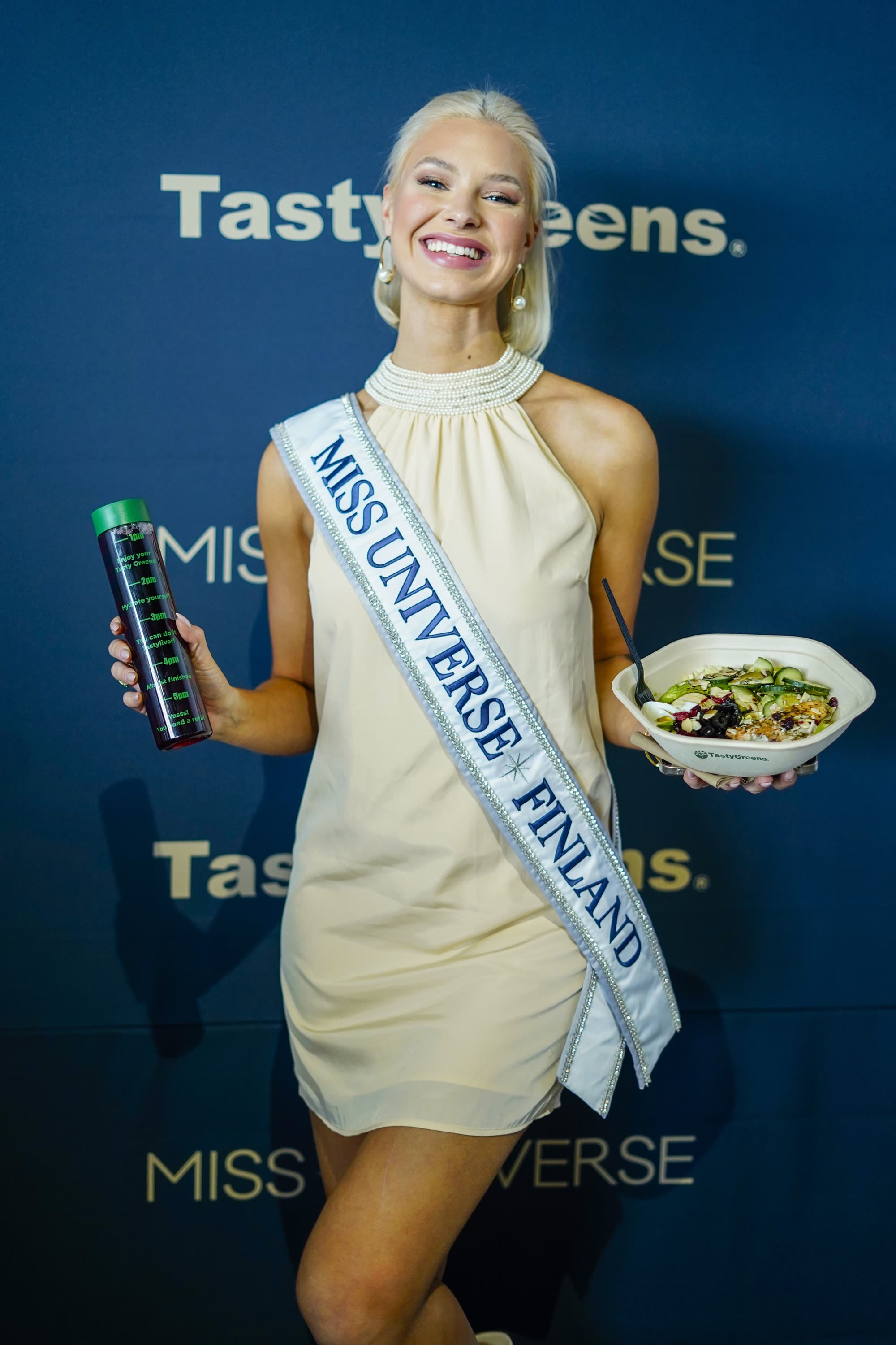 Miss Universe Finlandia con un jugo verde y una ensalada Tasty Greens